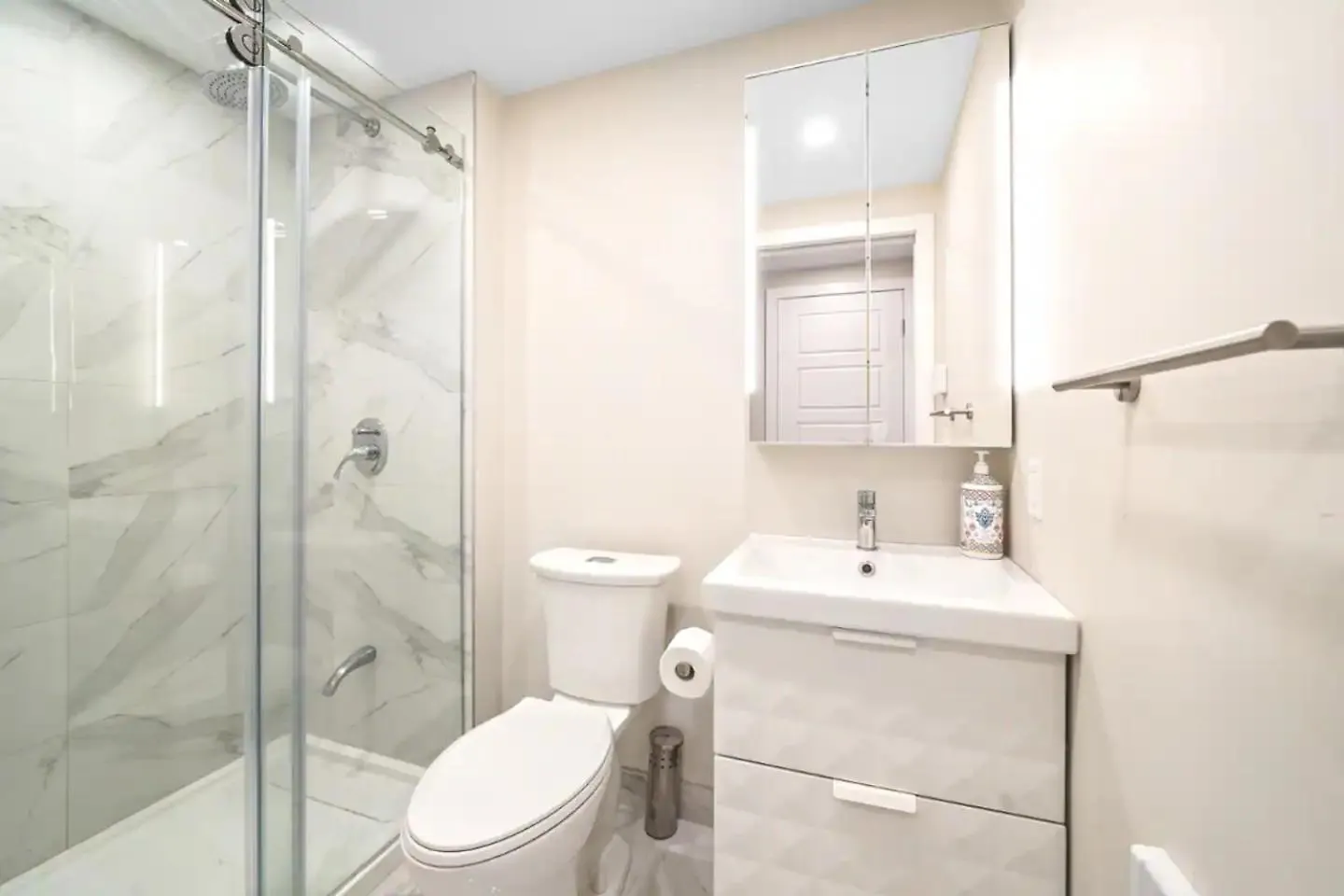 Duplex 6 Bedrooms In Heart Of Plateau Mont-Royal 몬트리올