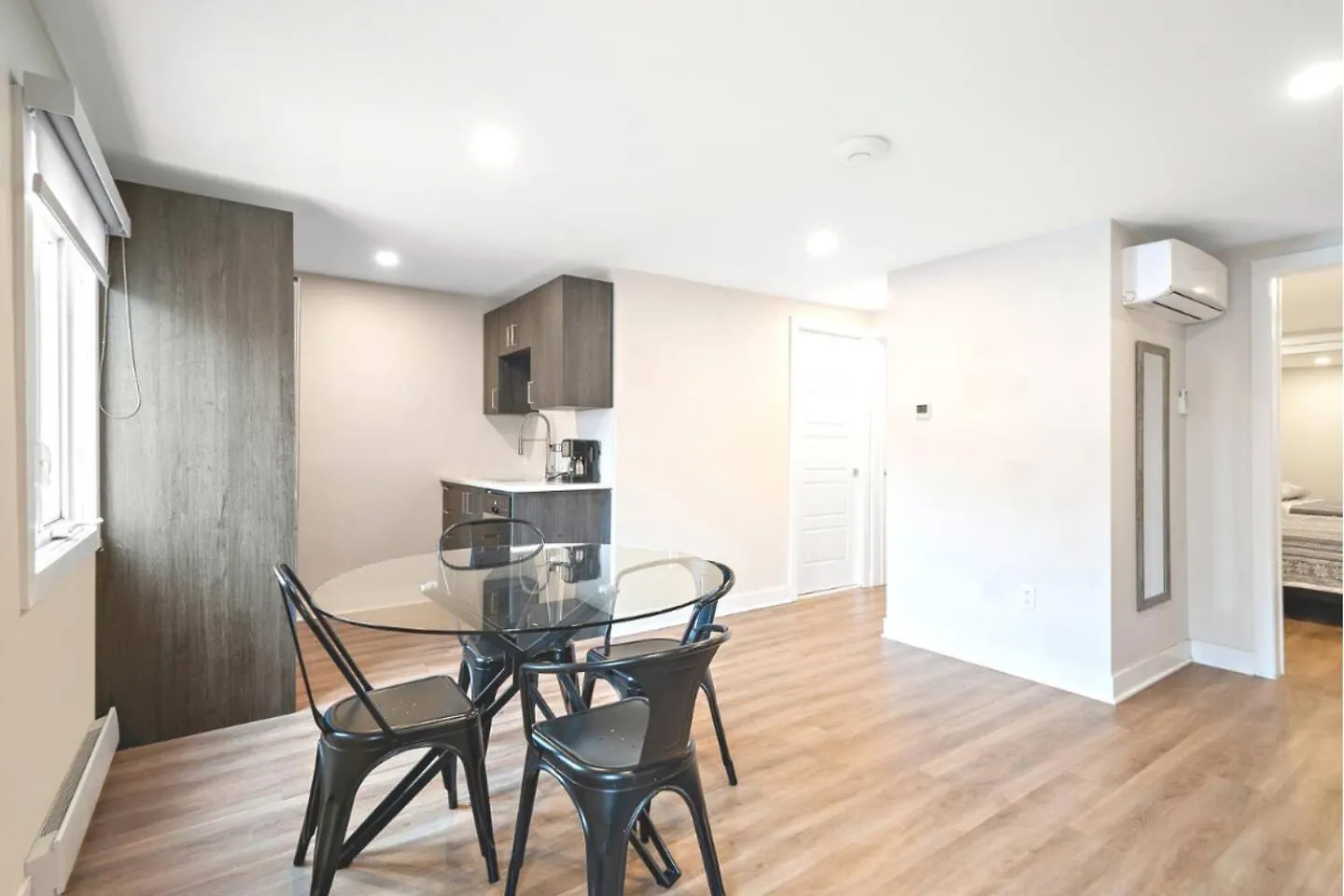 Duplex 6 Bedrooms In Heart Of Plateau Mont-Royal 몬트리올