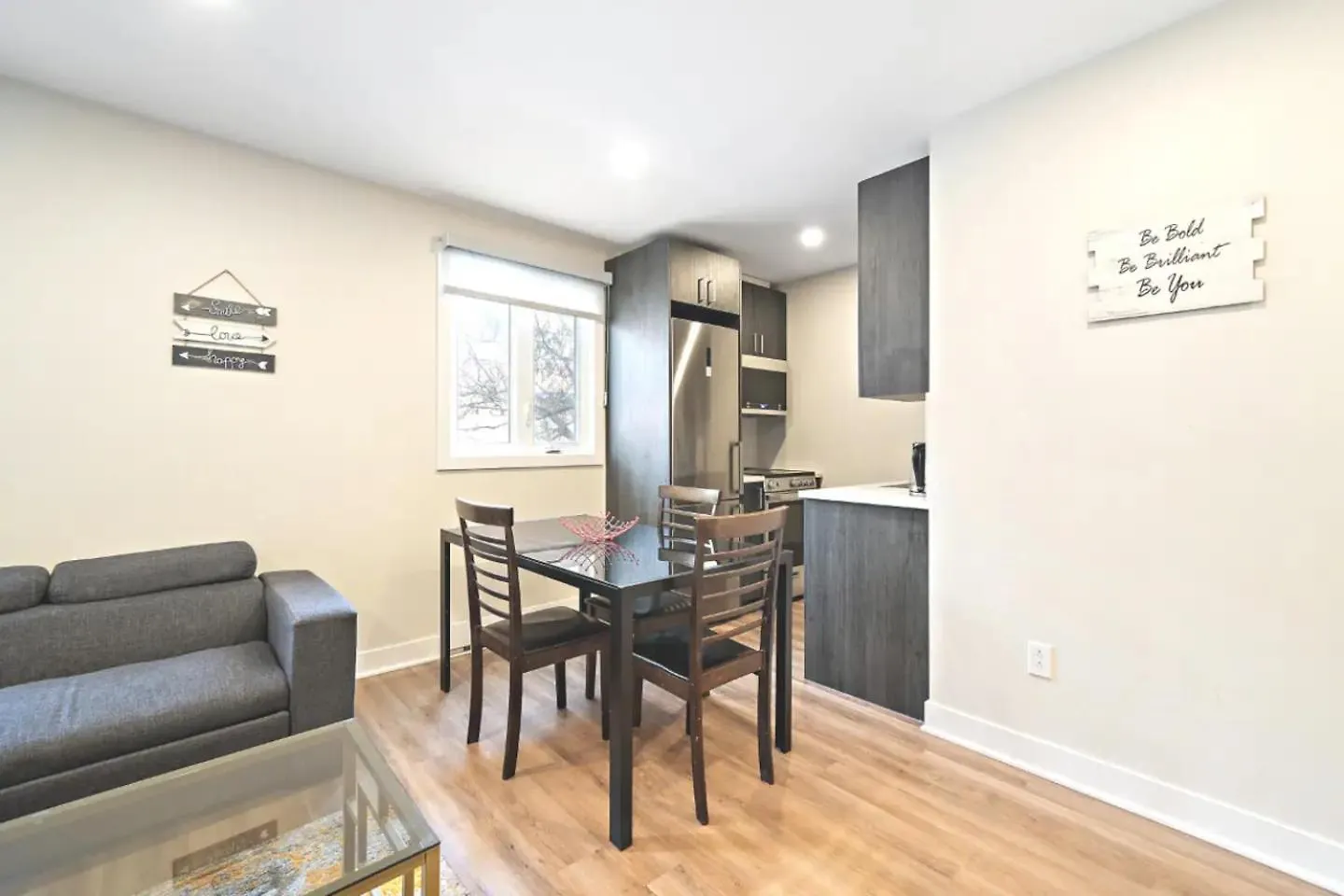 Duplex 6 Bedrooms In Heart Of Plateau Mont-Royal 몬트리올 아파트