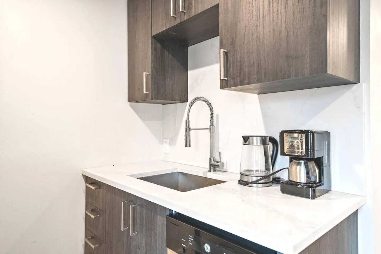 아파트 Duplex 6 Bedrooms In Heart Of Plateau Mont-Royal 몬트리올