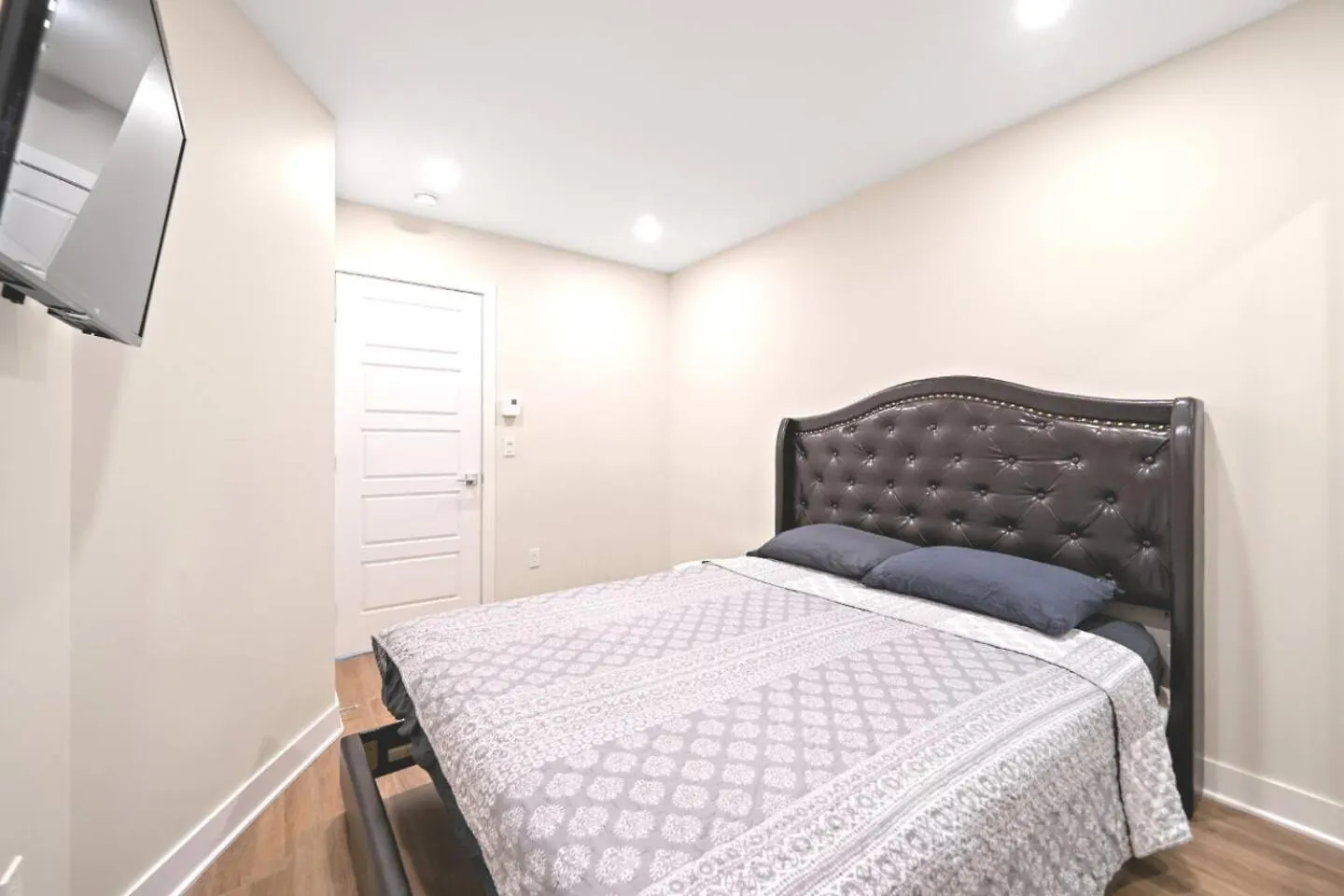 Duplex 6 Bedrooms In Heart Of Plateau Mont-Royal 몬트리올