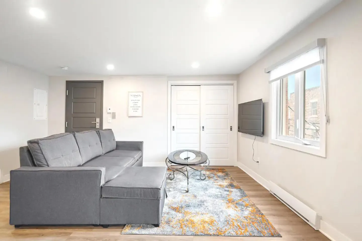 Duplex 6 Bedrooms In Heart Of Plateau Mont-Royal 몬트리올 아파트