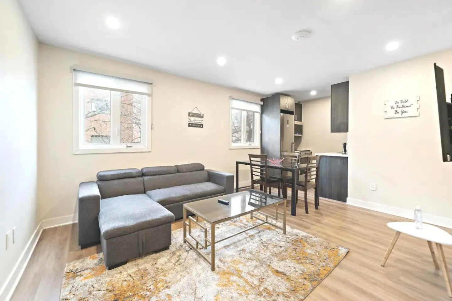 Duplex 6 Bedrooms In Heart Of Plateau Mont-Royal 몬트리올 0*,  캐나다