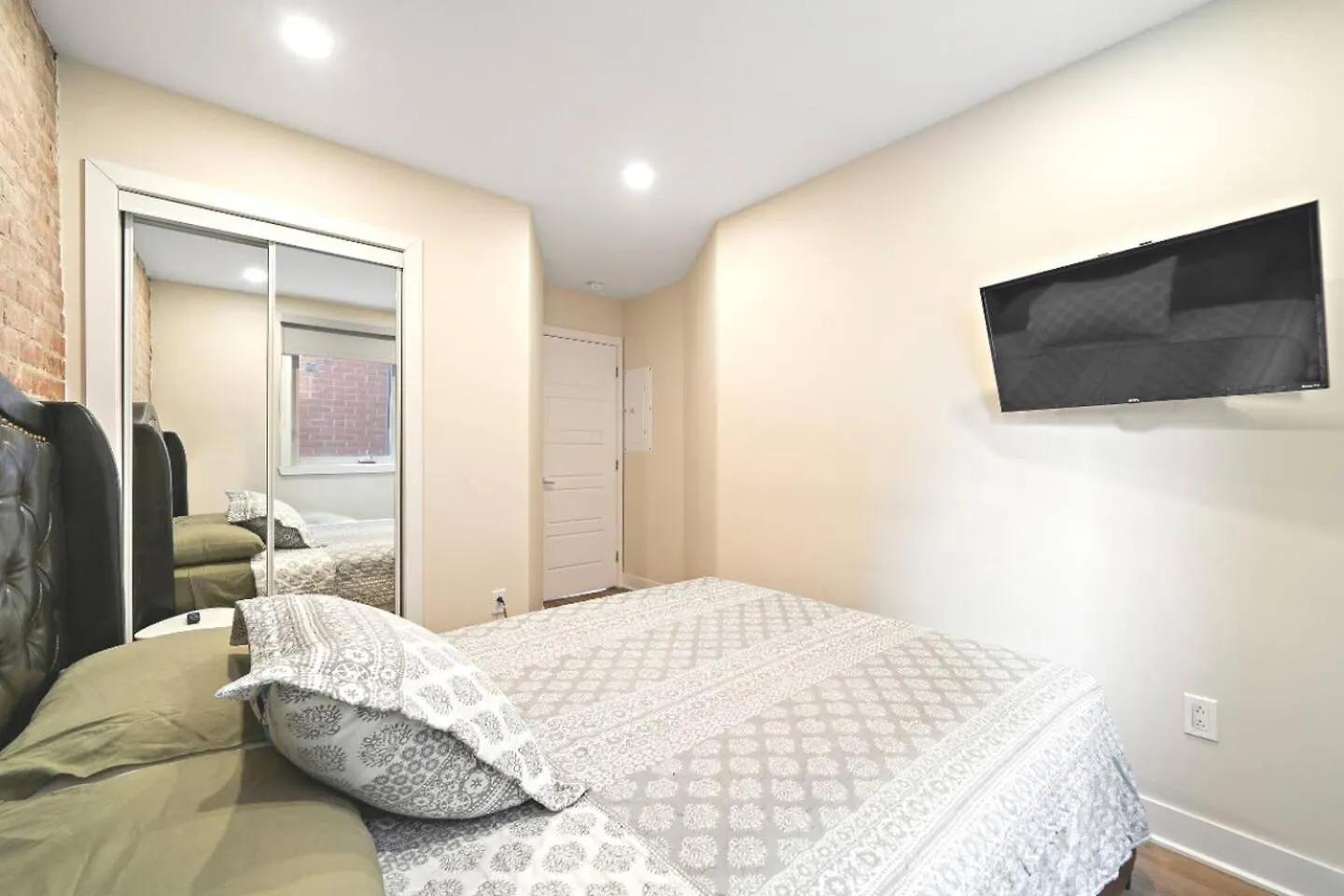 Duplex 6 Bedrooms In Heart Of Plateau Mont-Royal 몬트리올 아파트